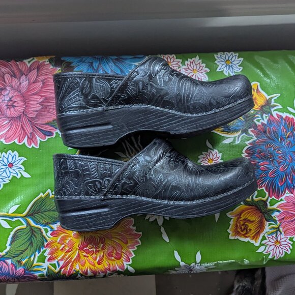 Scandi Girl Dansko Tooled Black Clogs Shoe Professional Boho Nurse Slip On - Picture 3 of 9